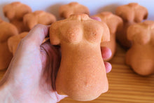 Load image into Gallery viewer, Escultura diosa embarazada ORIGEN mediana