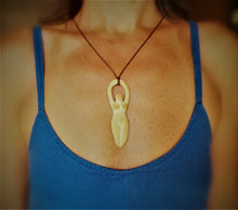 Cargar imagen en el visor de la galería, Colgante diosa ATENEA
