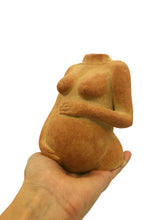 Lade das Bild in den Galerie-Viewer, Escultura diosa embarazada ABRAZO
